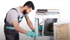 تعمیرکار در حال تعمیر کولر آبی