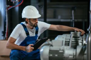 تعمیرکار در حال تعمیر پمپ آب